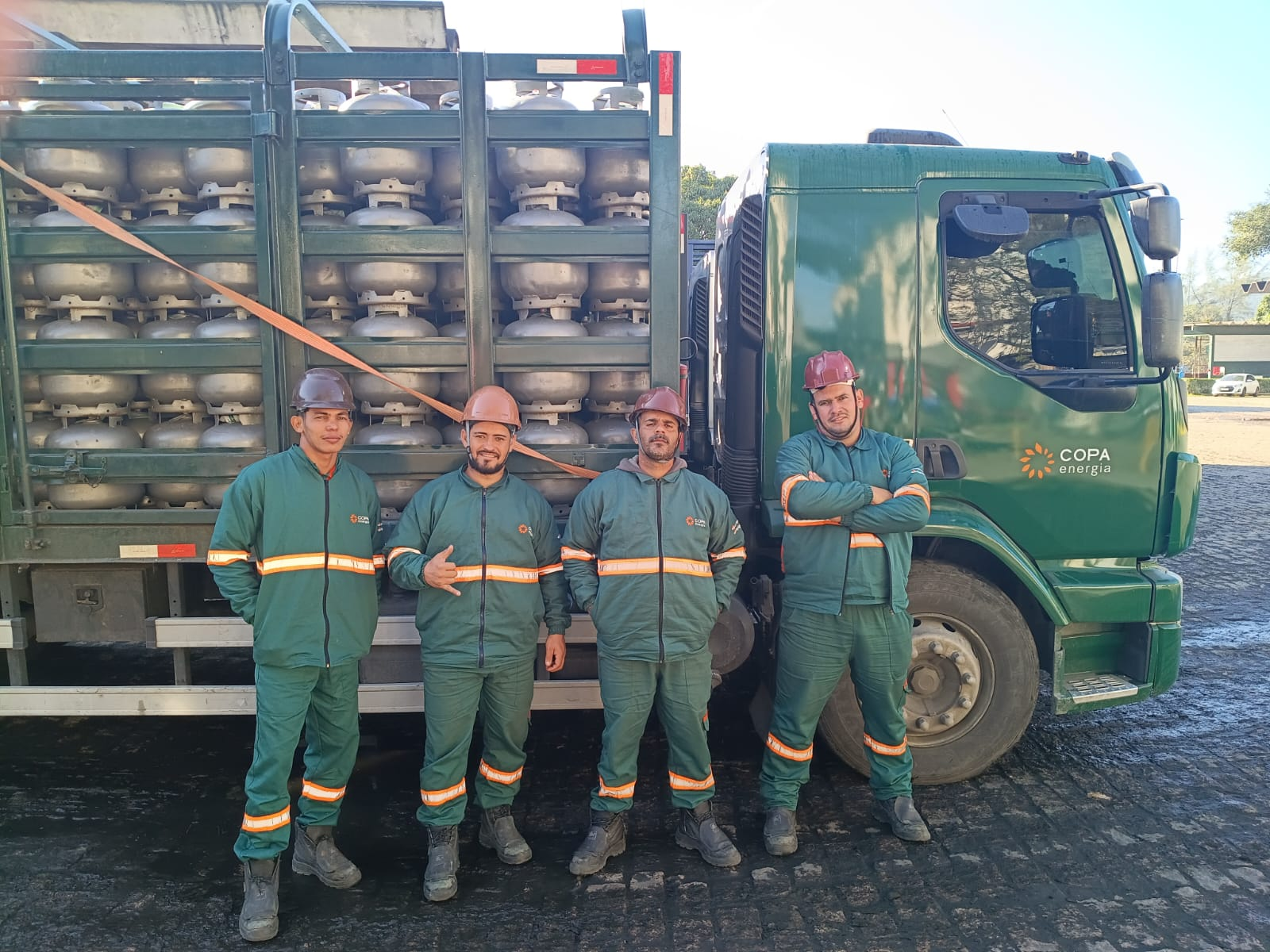 Equipe operacional em caminhão Copa Energia