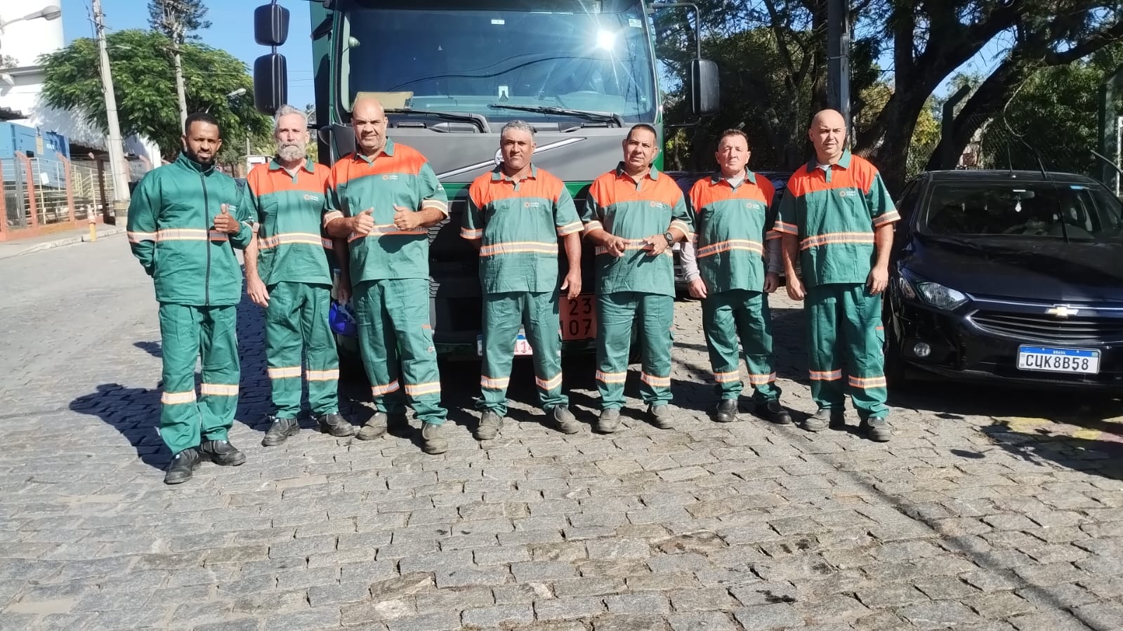 Equipe diante da frota